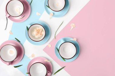 Beyaz zemin üzerine mavi ve pembe bardak