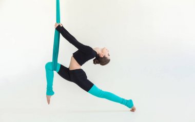 Beyaz arka plan üzerinde sinek yoga uygulamak kadın