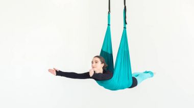 Beyaz arka plan üzerinde sinek yoga uygulamak kadın