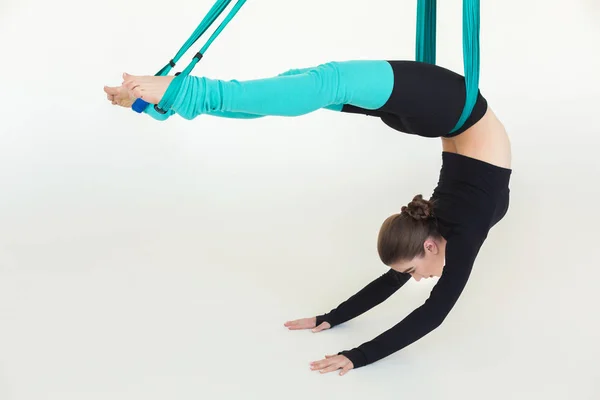 Frau praktiziert Fly Yoga über weißem Hintergrund — Stockfoto
