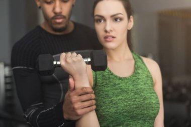 Sportif kadın onun kişisel antrenör ile egzersiz