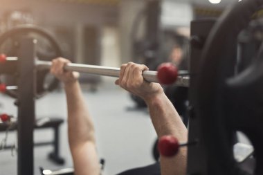 Tanınmayan vücut geliştirmeci ağır deadlifts yapıyor