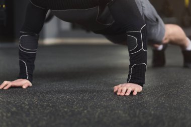 Fitness egzersiz, push up veya tahta genç adam