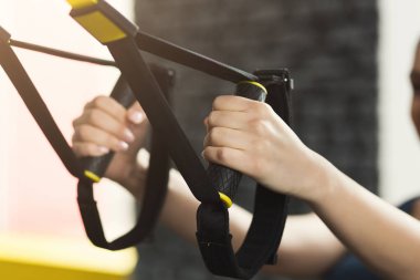 Kadın trx süspansiyon eğitim salonunda gerçekleştirme