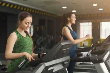 Çekici kadın fitness Club koşu bandı