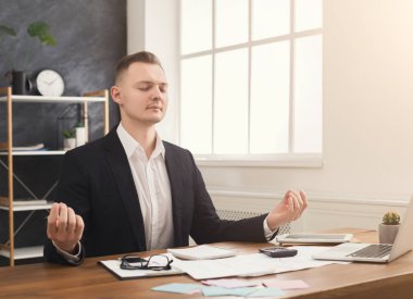 Genç ciddi işadamı rahatlatıcı modern ofis