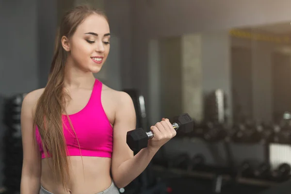 Mujer fitness con mancuernas en el gimnasio —  Fotos de Stock