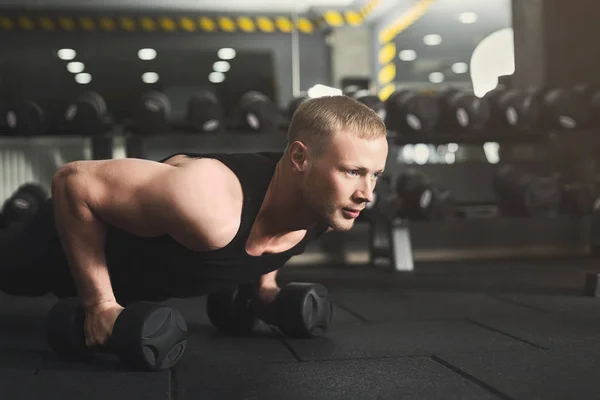 Exercício de fitness jovem, flexões ou prancha — Fotografia de Stock