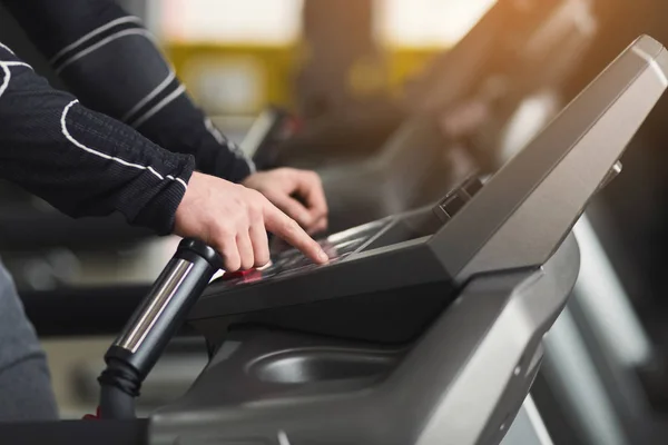 Oigenkännlig mannen i gymmet kör på löpband — Stockfoto