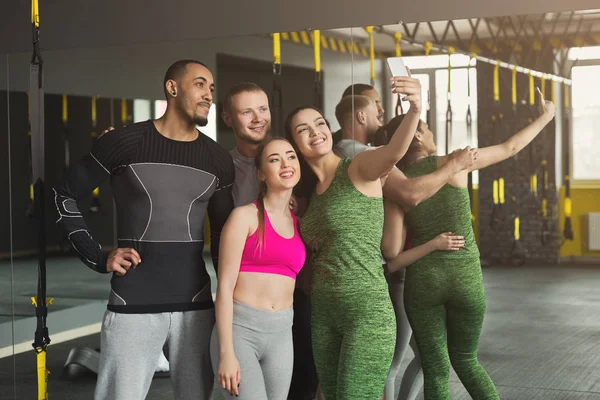 Jovem grupo multiétnico fazendo selfie no ginásio — Fotografia de Stock