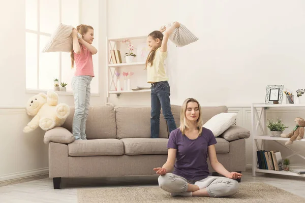 Mladá žena dělá jógu cvičení doma — Stock fotografie