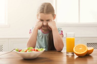 Taze salata üzgün çocuk kız