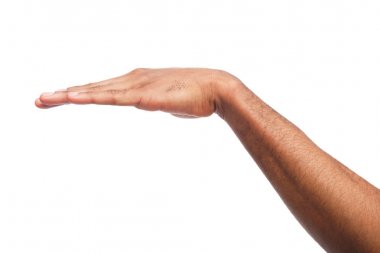 Siyah adam hurma izole üzerinde beyaz aşağı tutarak