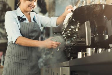 Deneyimli barista kahve profesyonel kahve makinesi