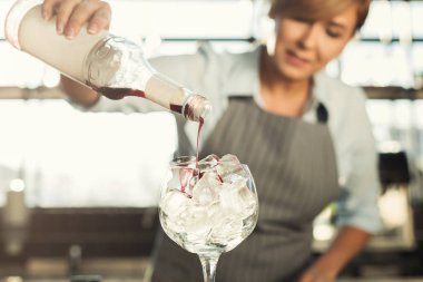 Deneyimli barista Cafe alkol kokteyli yapıyor