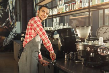 Barmen profesyonel kahve makinesi kahve yapma
