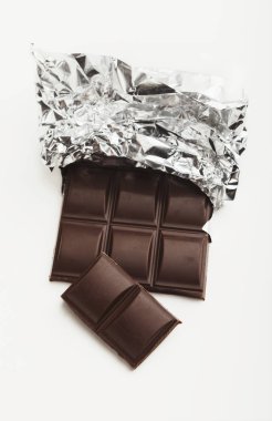 Beyaz üzerine izole edilmiş koyu çikolata çubuğu.