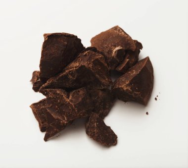 Çikolata parçaları üzerinde beyaz izole yığını