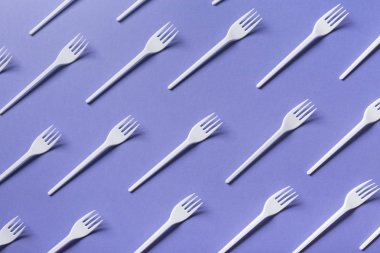 Menekşe arka plan üzerinde plastik çatal Üstten Görünüm