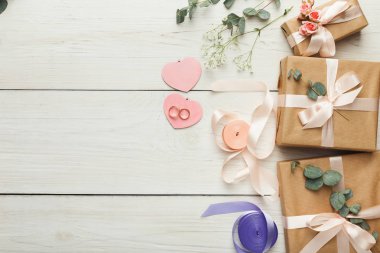 Beyaz arka plan üzerinde mevcut kutuları düğün