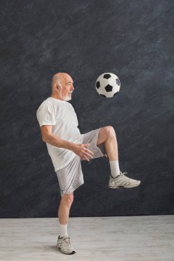 Komuta sizde futbol topu kapalı tekmeleme