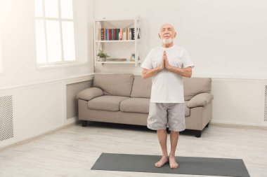 Kapalı eller dua ile komuta sizde meditasyon