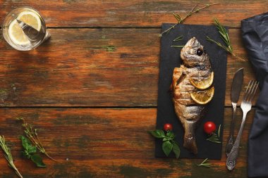 Bütün tablo limon dilimleri ile dorado ızgara