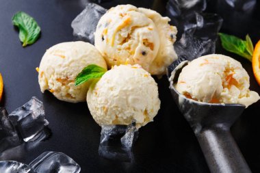 Siyah arka plan üzerine buzlu dondurma kaşık toz