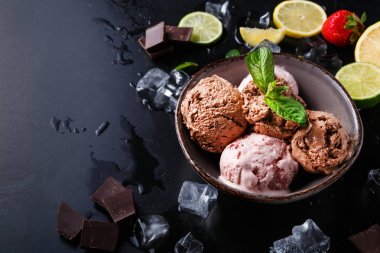 Porsiyon meyve siyah ile dondurma kaşık toz