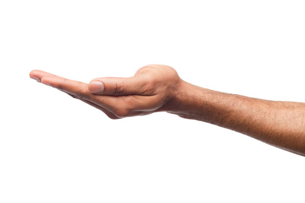 Черный человек держит ладонь открытой изолированной на белом
