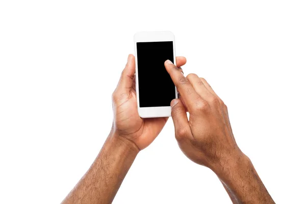 Manos masculinas apuntando a la pantalla del teléfono inteligente en blanco — Foto de Stock