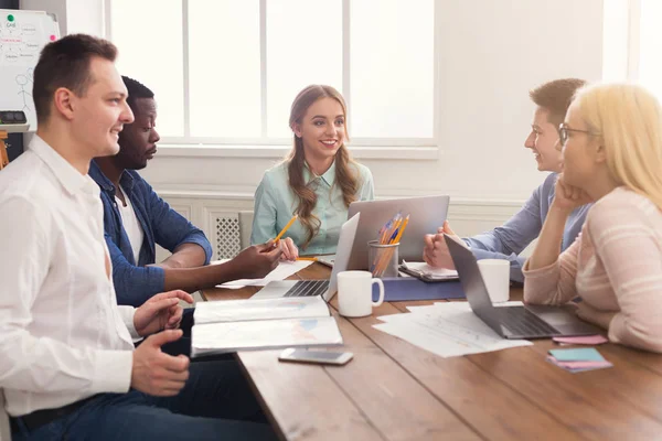 Zakelijke bijeenkomst. Jong team in het moderne kantoor — Stockfoto