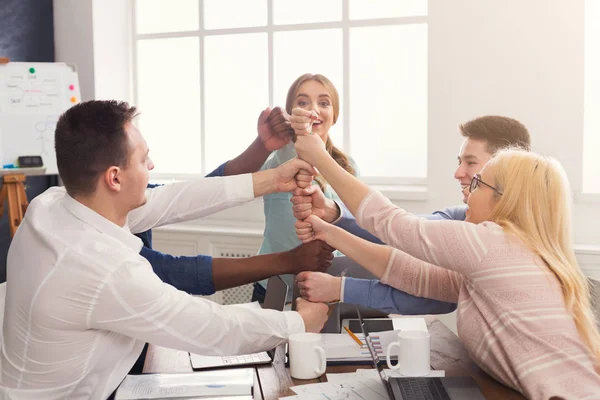 Equipo de negocios exitoso golpeando puños — Foto de Stock