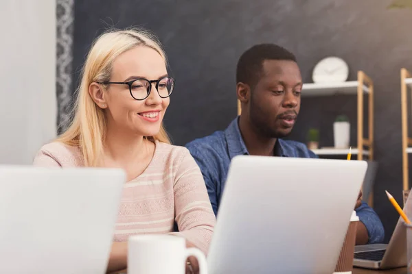 Programadores que trabajan en la empresa de desarrollo de software — Foto de Stock