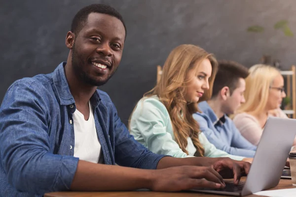 Programmeurs werken in software-ontwikkeling bedrijf — Stockfoto