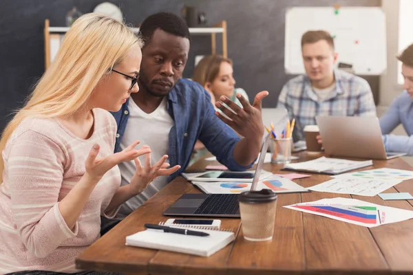 Los socios comerciales trabajan en oficinas modernas — Foto de Stock