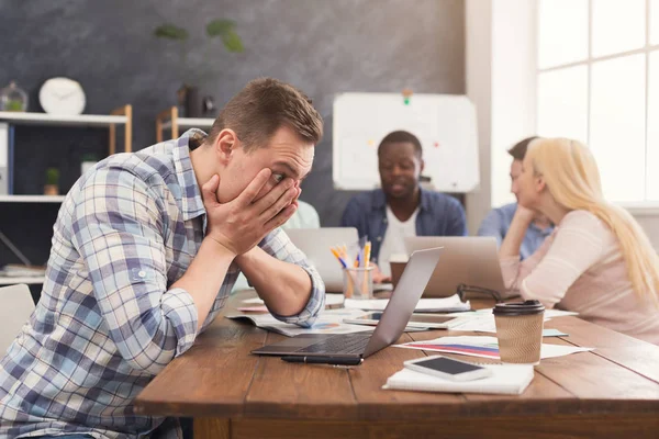 Equipo empresarial discutiendo los resultados de su trabajo — Foto de Stock