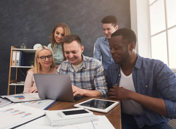 Joven equipo de negocios disfrutando del éxito en la oficina — Foto de Stock