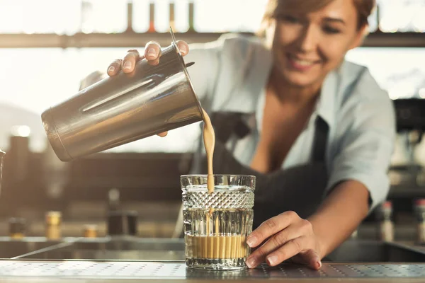 카페 카운터에서 커피 칵테일을 만드는 행복 한 바텐더 — 스톡 사진