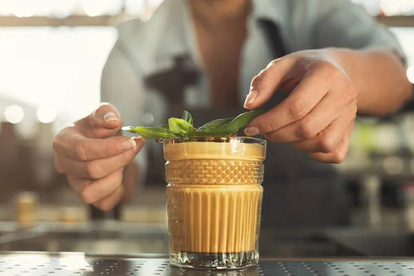 Primo piano del cocktail di caffè al bancone del caffè — Foto Stock