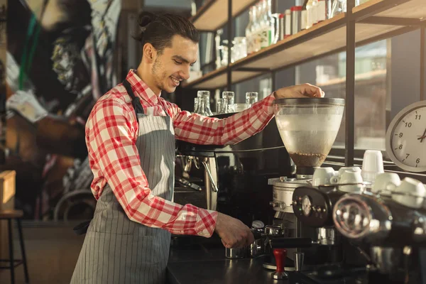 Barmen profesyonel kahve makinesi kahve yapma