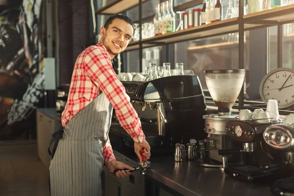 Barmann kocht Kaffee in professioneller Kaffeemaschine — Stockfoto