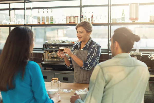 Erfahrener lächelnder Barista gibt Meisterkurs — Stockfoto