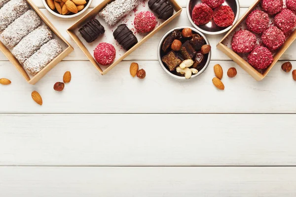 健康的なお菓子やナッツの品揃えで木製デスクトップ — ストック写真