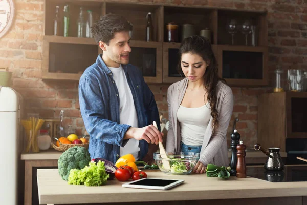 Casal feliz cozinhar jantar juntos — Fotografia de Stock