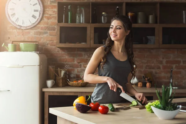 Happy woman preparing healthy food in the home kitchen — Stock Photo, Image