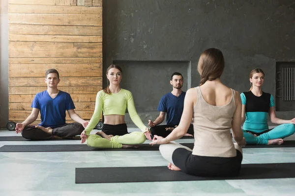 Grupo com instrutor de ioga no clube de fitness — Fotografia de Stock