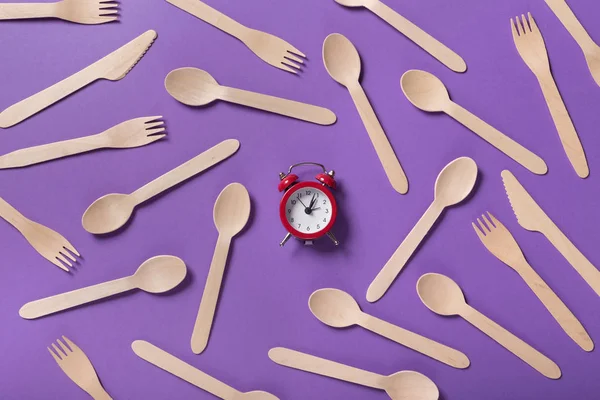 Many wooden spoons and forks on purple background, top view — Stock Photo, Image