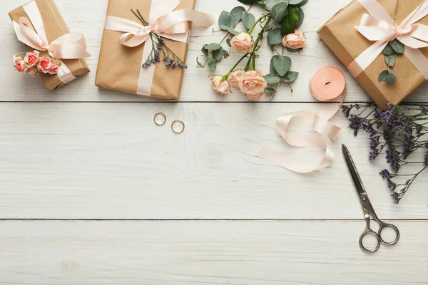 Весільні подарункові коробки на білому тлі — стокове фото
