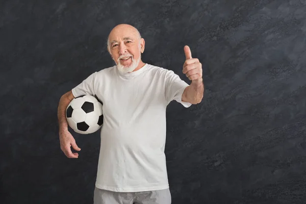 Hombre mayor con pelota de fútbol mostrando el pulgar hacia arriba — Foto de Stock